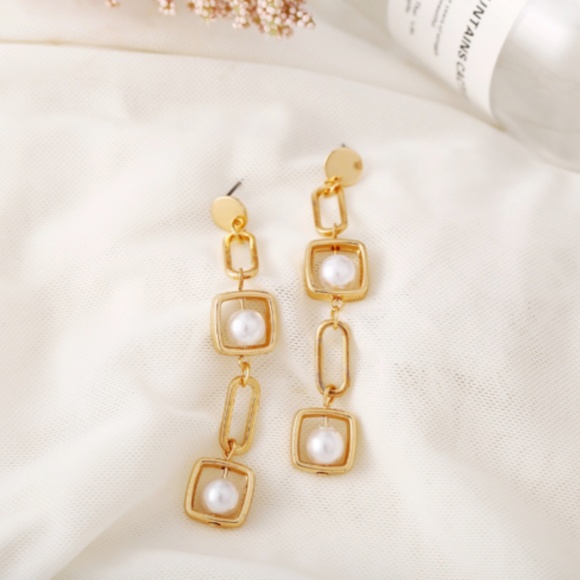NWT Gold and Pearl Dangle Earrings - Picture 4 of 4